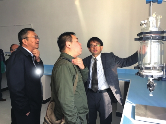  云南铁坦新材料科技股份有限公司董事长王安之（右一），陪同各方专家参观其实验室并介绍精良设备。经报记者 何光明摄 